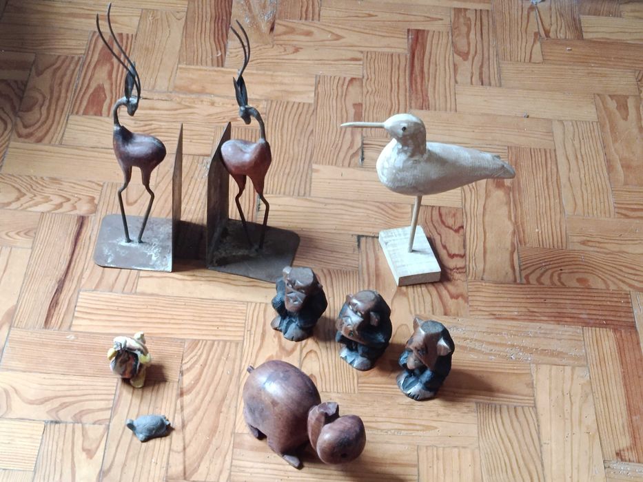 Esculturas estatuetas figuras diversos animais madeira ceramica metal macacos sabios suportes livros
