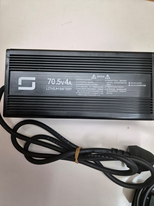 Carregador  Lithium  70.5v4A novo