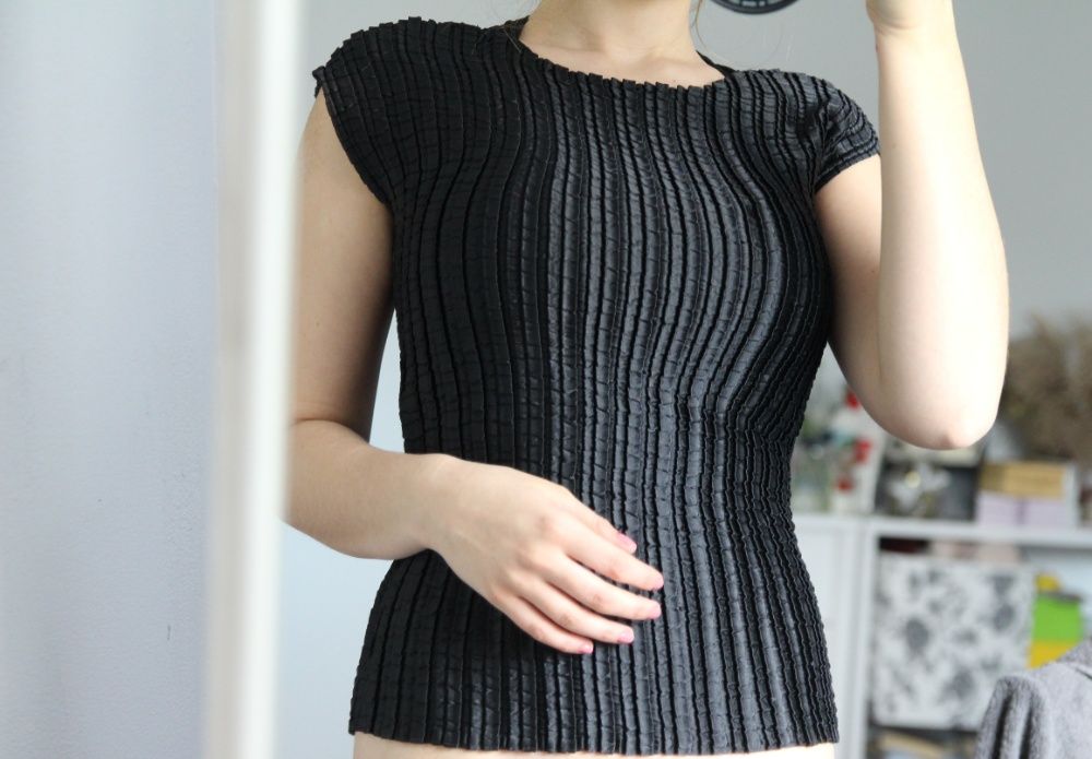 Czarna bluzka z dekoracyjną fakturą