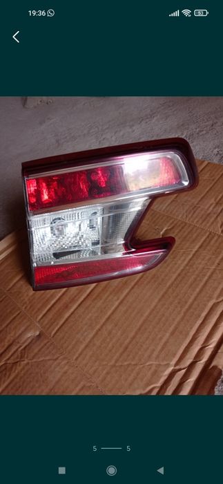 Farolim esquerdo e um farolim direito mala