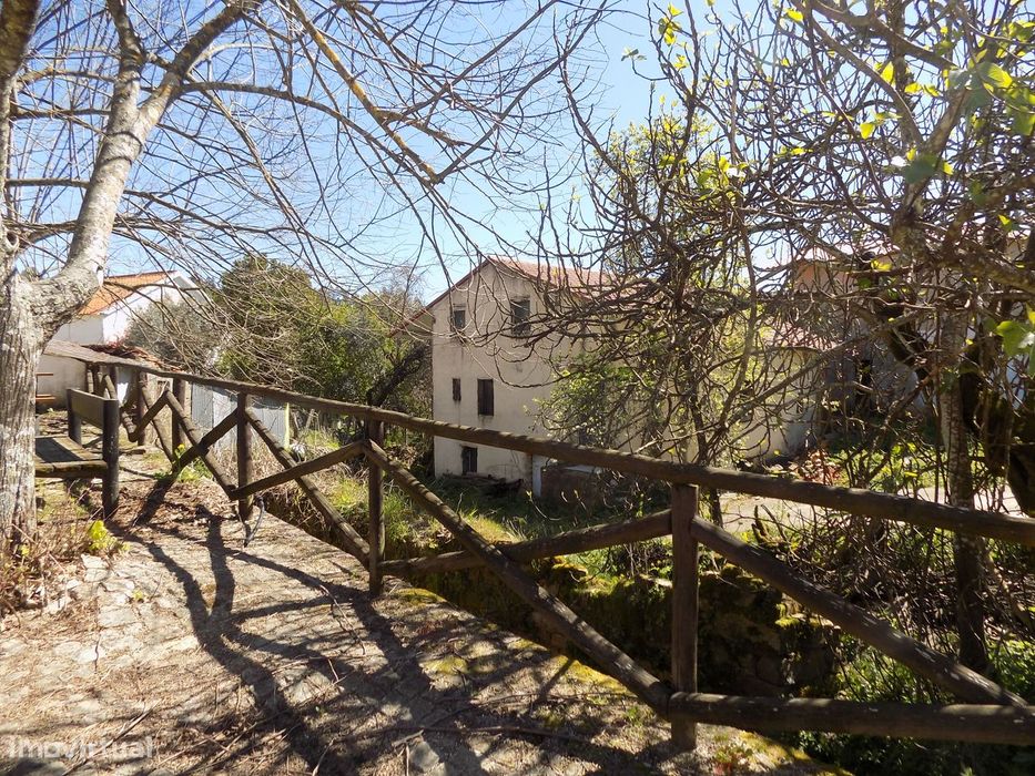 Geminada T4 com Jardim, Terraço e Acessibilidade