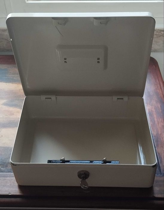 Caixa com chave tipo cofre em ferro