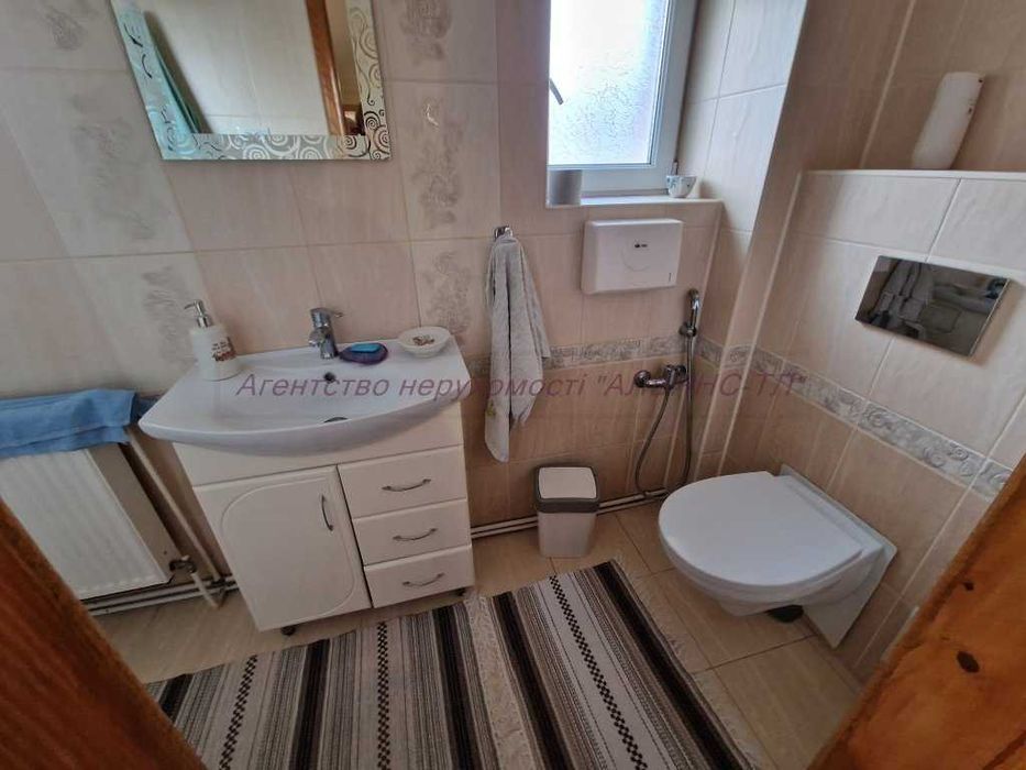 Будинок поряд з Ужгородом