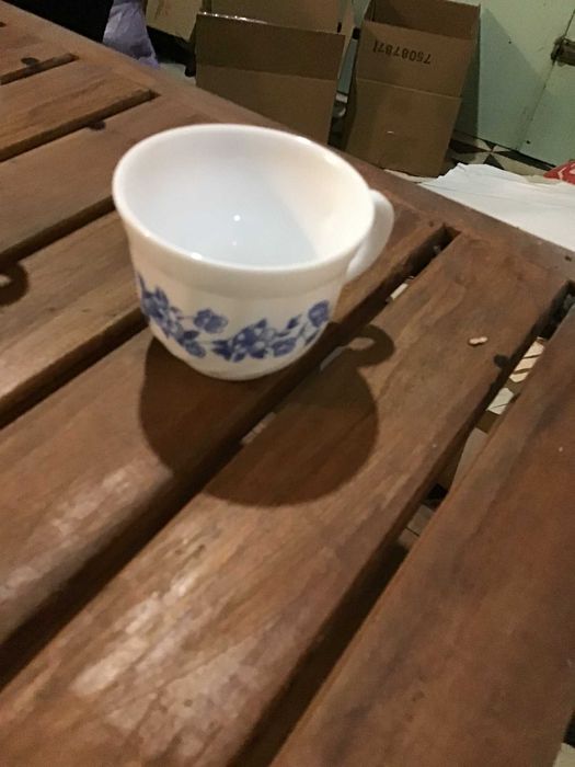 chavena de cafe branca com flores azuis