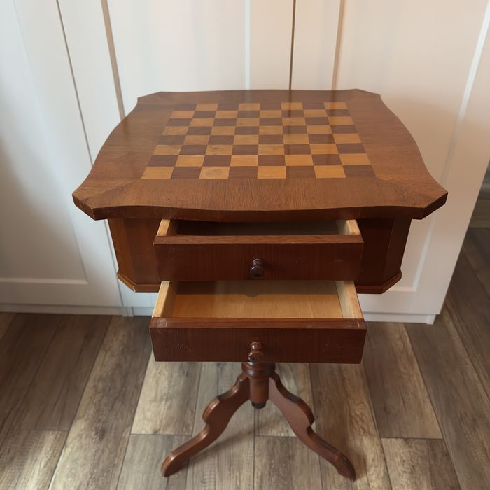 Stoliczek szachowy + szklane szachy i warcaby