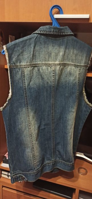 Продам курточку + подарунок(жилетка)