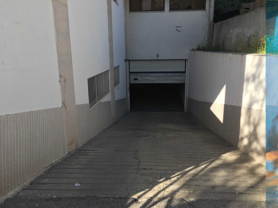 Espaço de Garagem no Centro do Barreiro (Prédios da Biblioteca no Palácio de Coimbra)