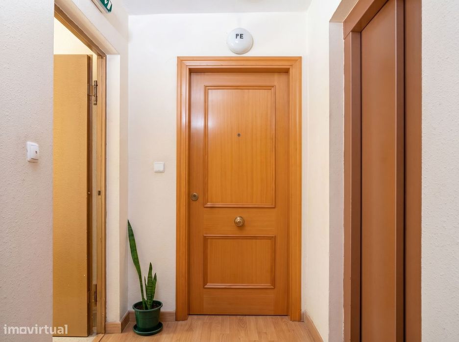 T2 com garagem, varanda e ar condicionado em Alhos Vedros