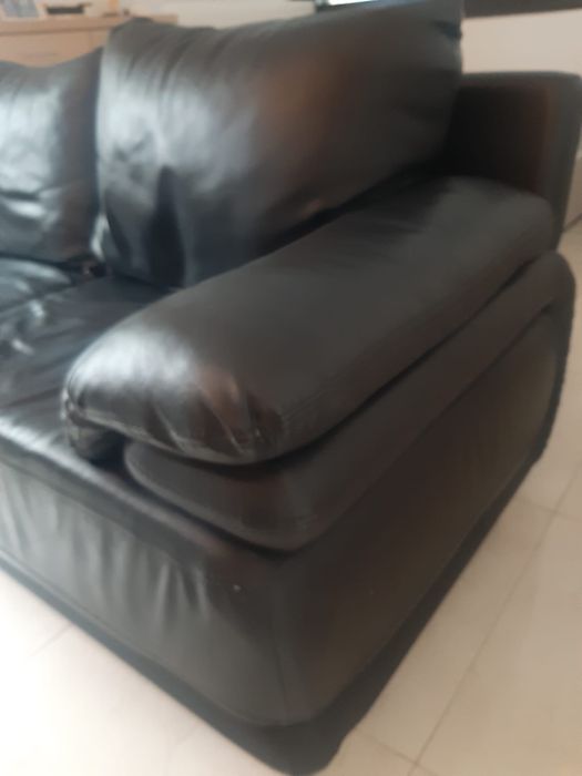 Sofa 3 lugares em pele com banco