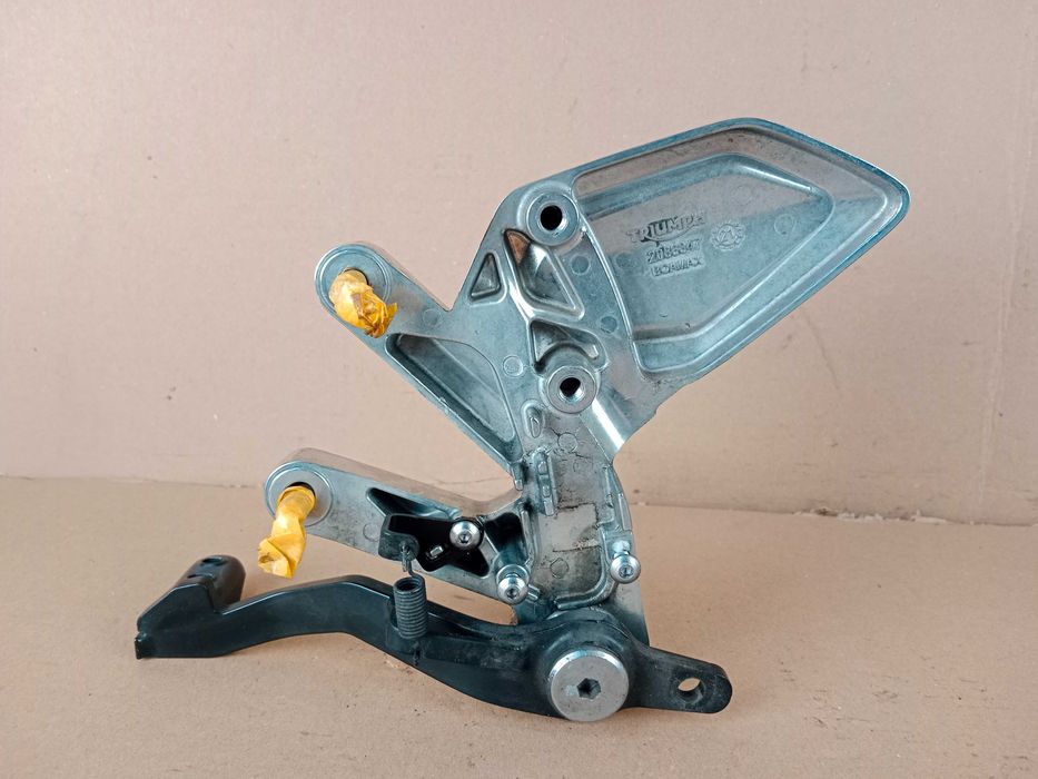 Triumph Trident 660 Set Kierowcy Prawy Przód Podnóżek Dźwignia Hamulca