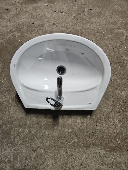 Umywalka  na ścianę ķoło z baterią i syfonem