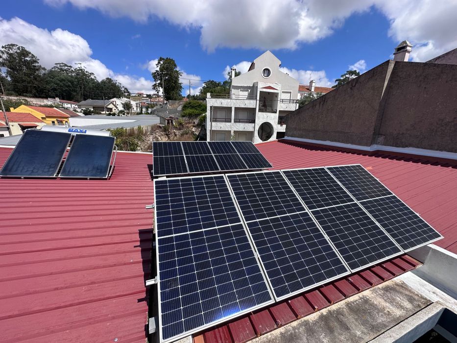 Instalação de painéis solares fotovoltaicos e baterias - UPAC