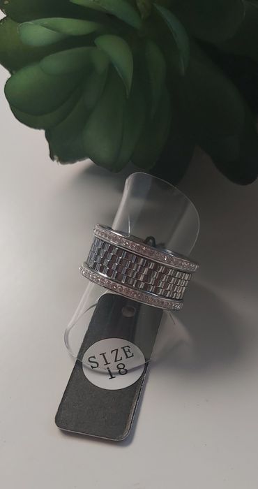 Anel prateado, em aço, com zirconias. Anti-stress. T18