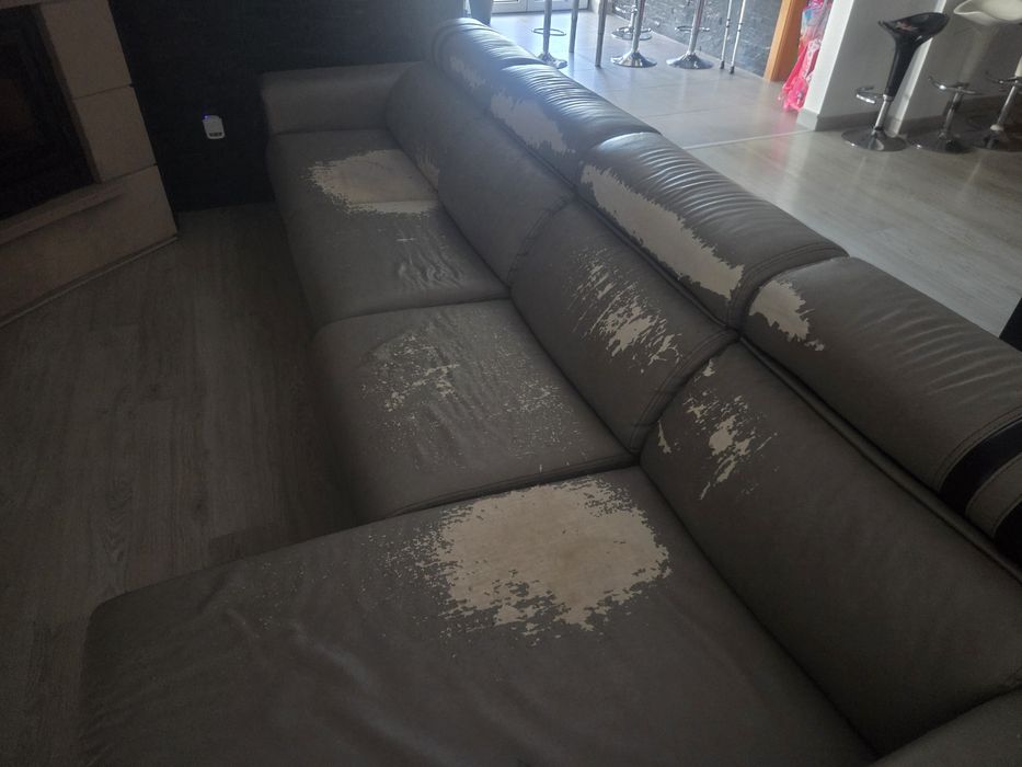 Sofá 3 metros a precisar restauro pele