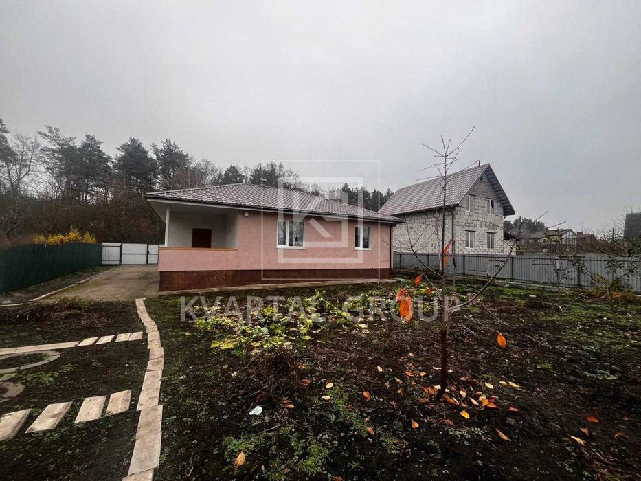 Будинок в мальовничому містечку. Бучанське водосховище