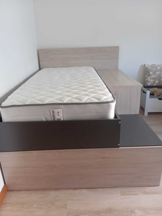 Cama com colchão para quarto individual com arrumação.