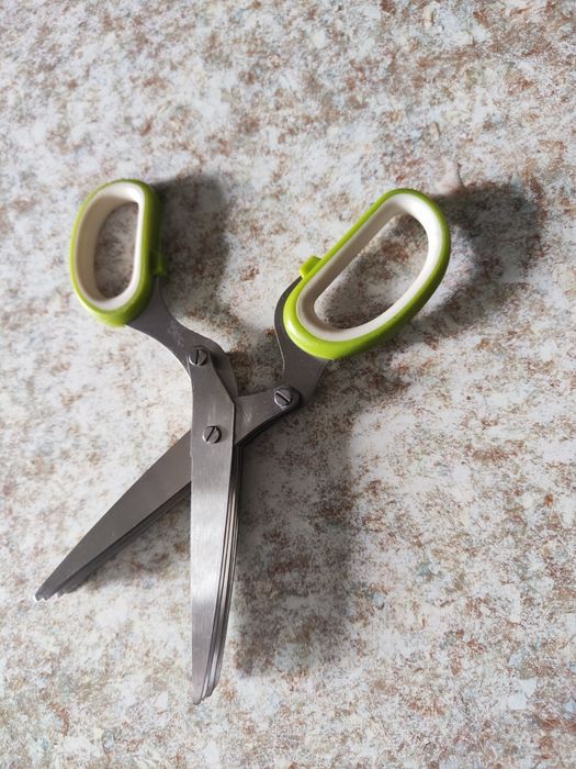 Продам ножиці для салату