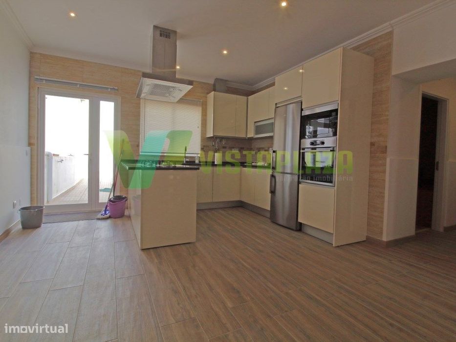 Prédio em Portimão Composto Por um T3 Duplex e um T2