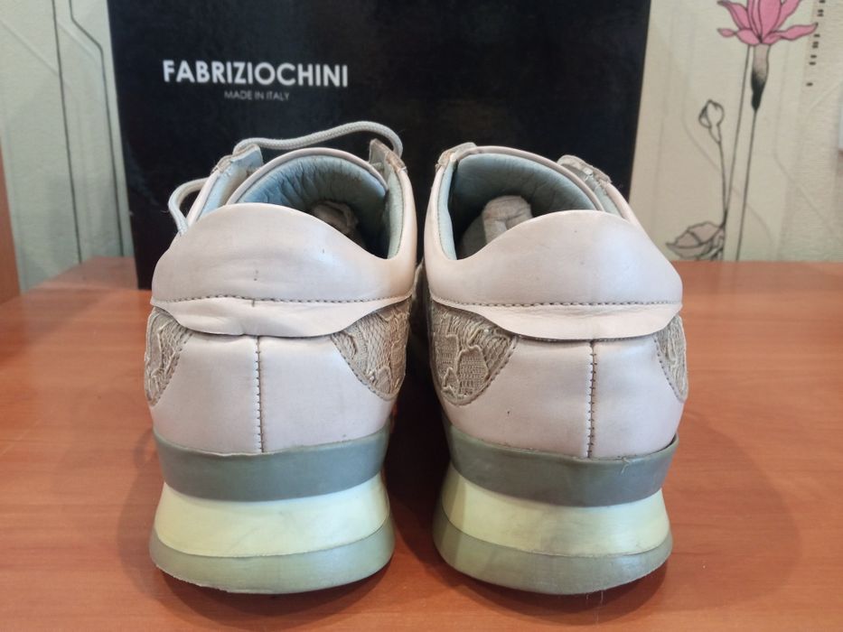 Продам женские демисезонные кожаные кроссовки La Pinta.