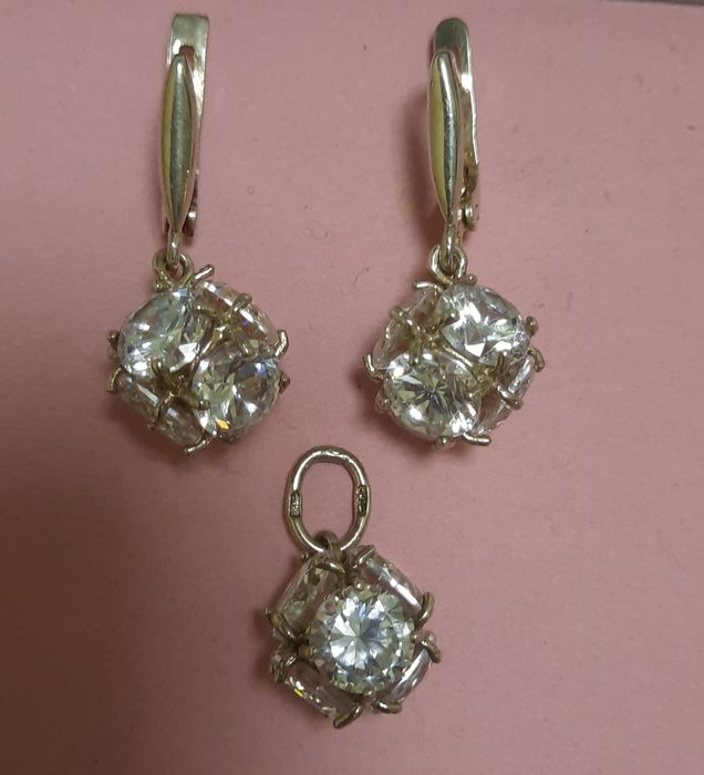 Продам срібний комплект з фіанітами