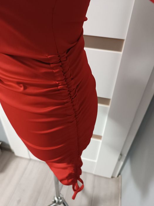 Sukienka czerwona marszczona uni