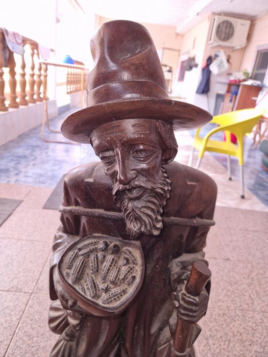 Estátua de madeira com 90cm