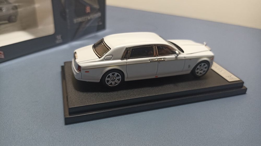 машинки моделі 1/64 rolls royce