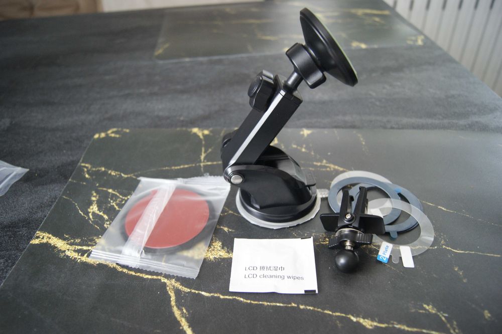 Magnetyczny uchwyt samochodowy na telefon. Z uchwytem  MagSafe