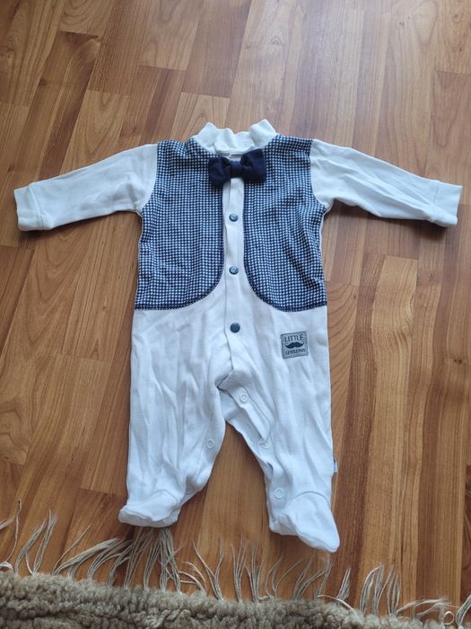 Elegancki pajacyk z muchą dla chłopca bawełniany na chrzest rozmiar 74