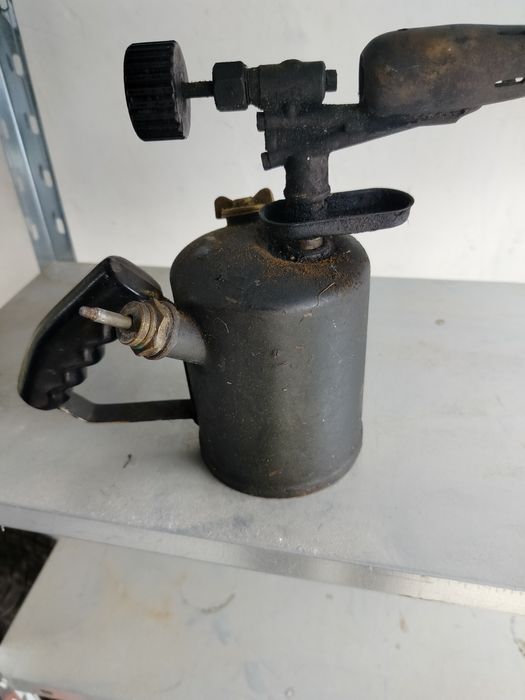 Stara zabytkowa opalarka na benzynę