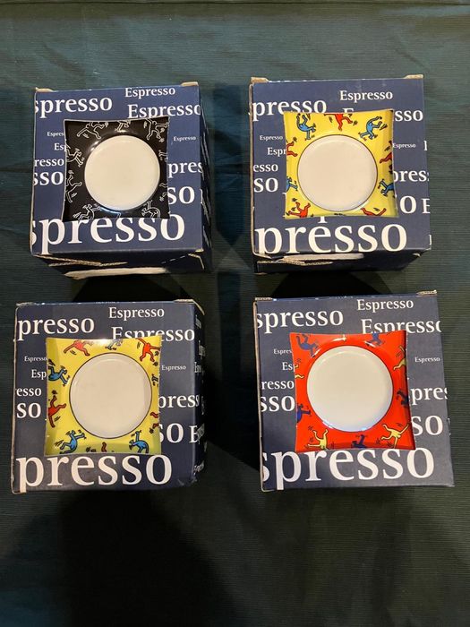 Chavenas de cafe com prato