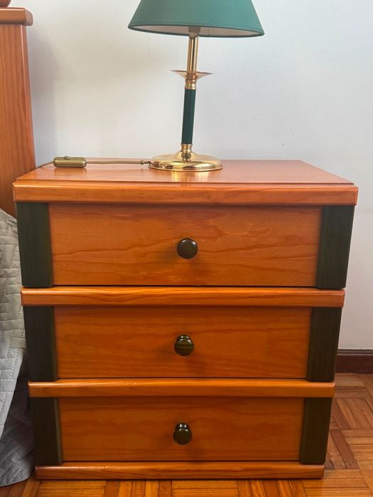 Mobília de Quarto Completa em Madeira + 2 Candeeiros