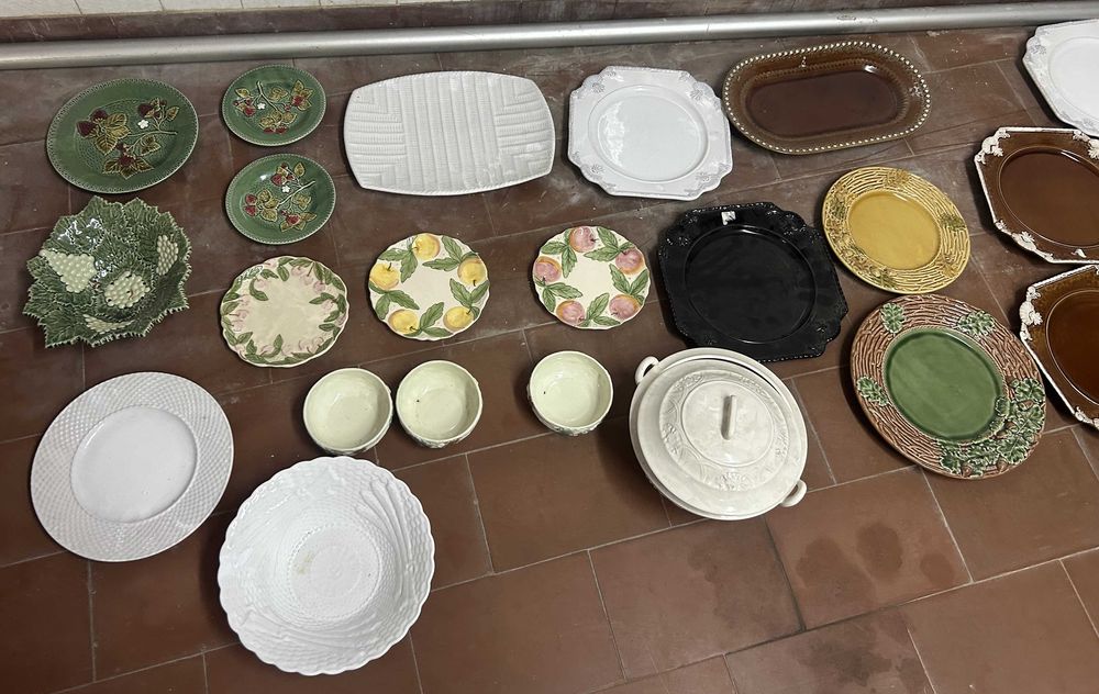 Lote de 23 Peças Cerâmica Bordallo Pinheiro (Vários Estilos e Cores)