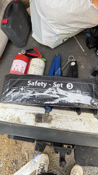 Домкрат 2 тоны новые Аптечка ключ огнетушитель