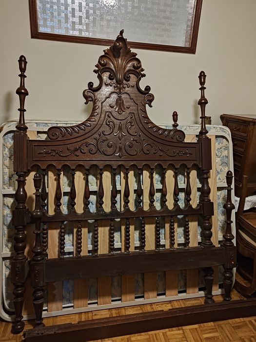 Estrutura de cama de casal em madeira maciça