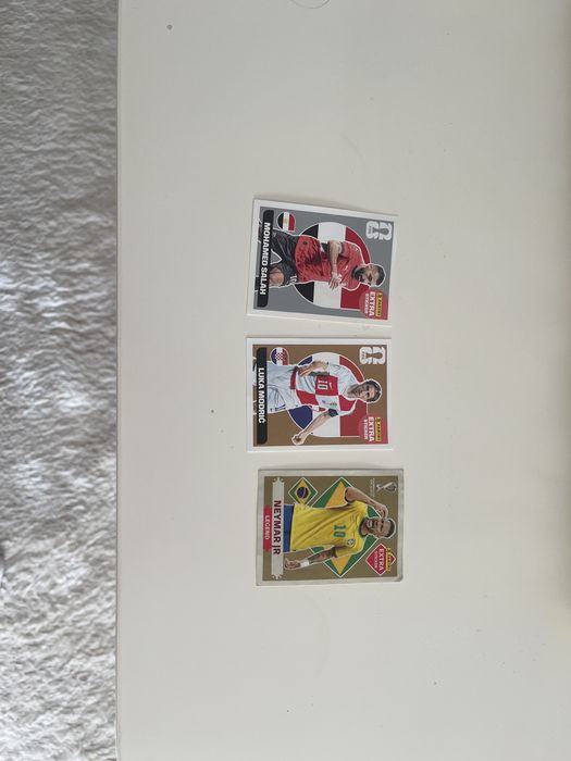 3 cartas extra sticker Neymar gold 2022, Salah prata 2026 e Modrić bronze 2026