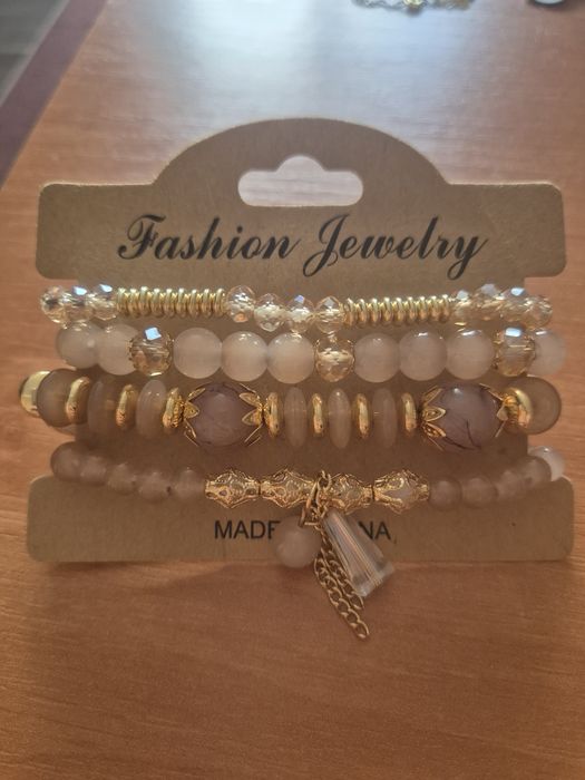 Śliczny zestaw 4 bransoletek.