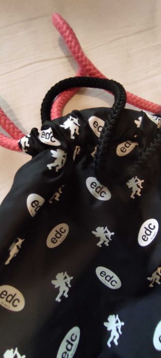 Mochila de tecido com cordas