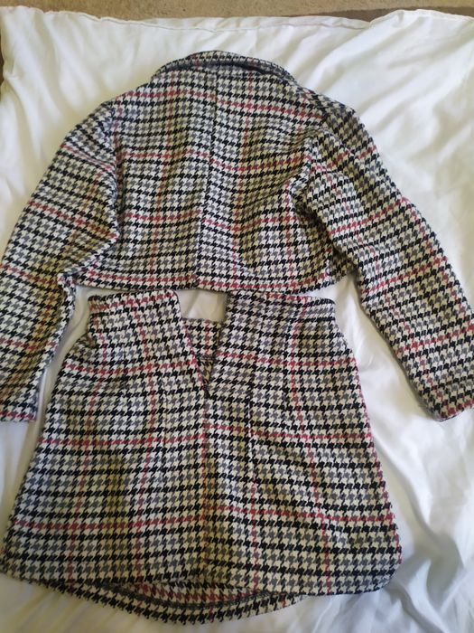 Костюмчик зі спідницею. Дуже гарний.Піджачок укорочений.  Стан нового.