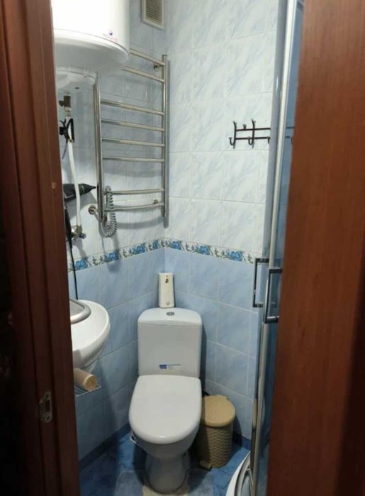 Доглянута кімната в гуртожитку з власним санвузлом