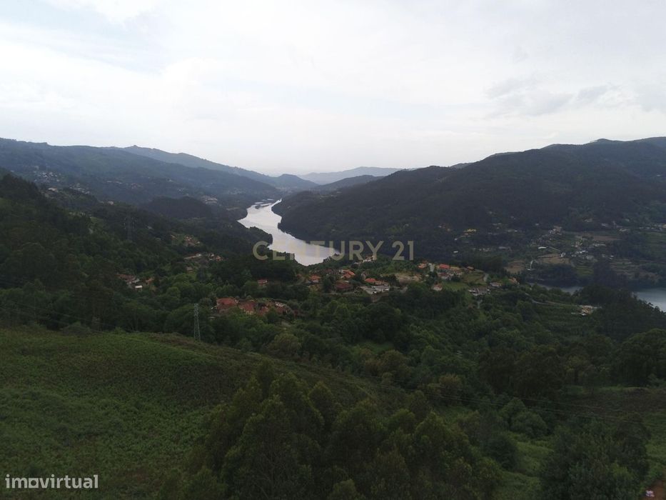 Terreno Único com 2.500 m² e Vistas Deslumbrantes sobre o Rio – Gerês