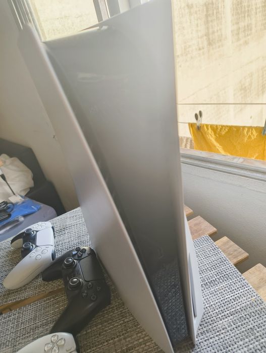 Consola Ps5 1T edição CD usada .. muito bom estado + jogo Forspoken