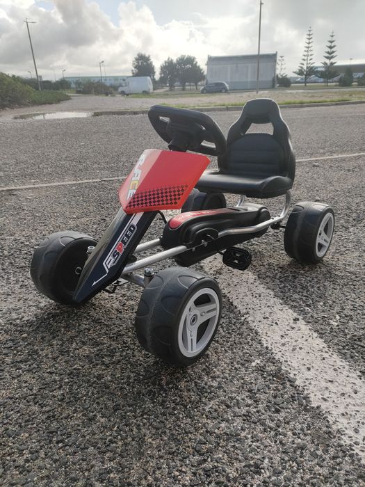 Carrinho de criança a pedais