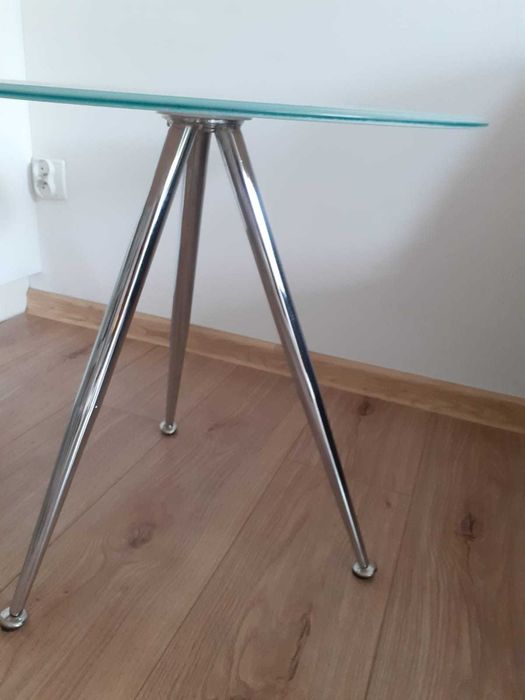 stolik ze szklanym blatem