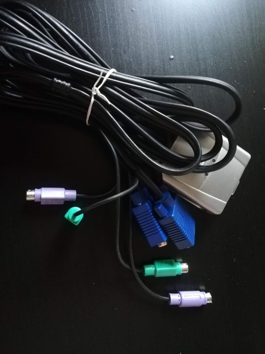 Przełącznik KVM z kablami