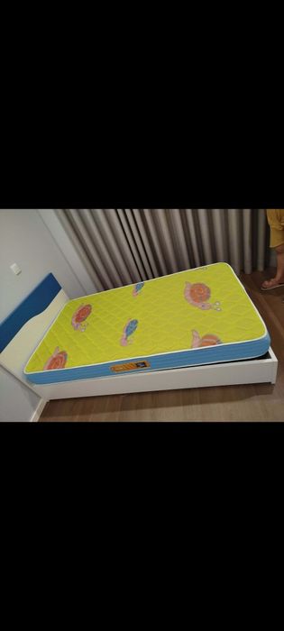 Cama de solteiro + mesa de cabeceira