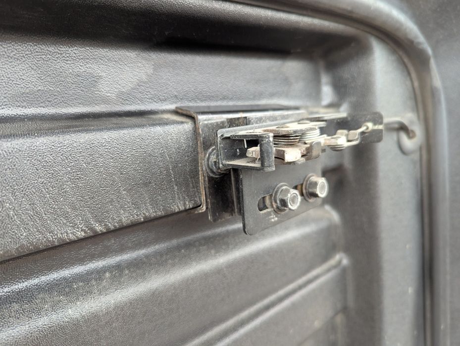 Кришка кузова для Mitsubishi L200. Чорна