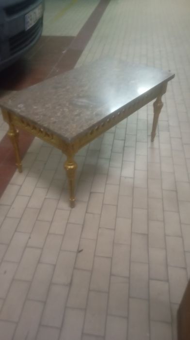 Mesa de centro, com tampo em mármore e estrutura em madeira maciça dourada