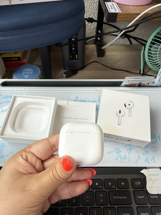 Apple AirPods 4 com ANC - Como Novos - Caixa Original (falta cabo usbc)