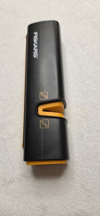 FISKARS Ostrzałka do noży małych i dużych EDGE ROLLSHARP